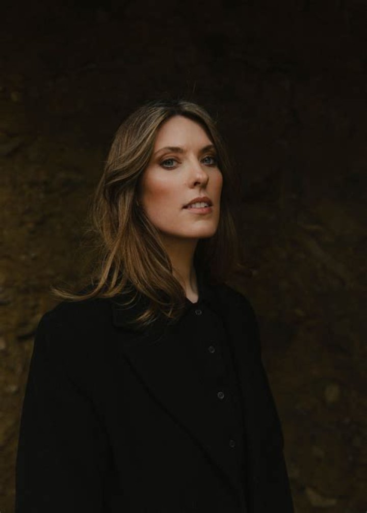 Alicia Van Couvering, Rebecca Thomas