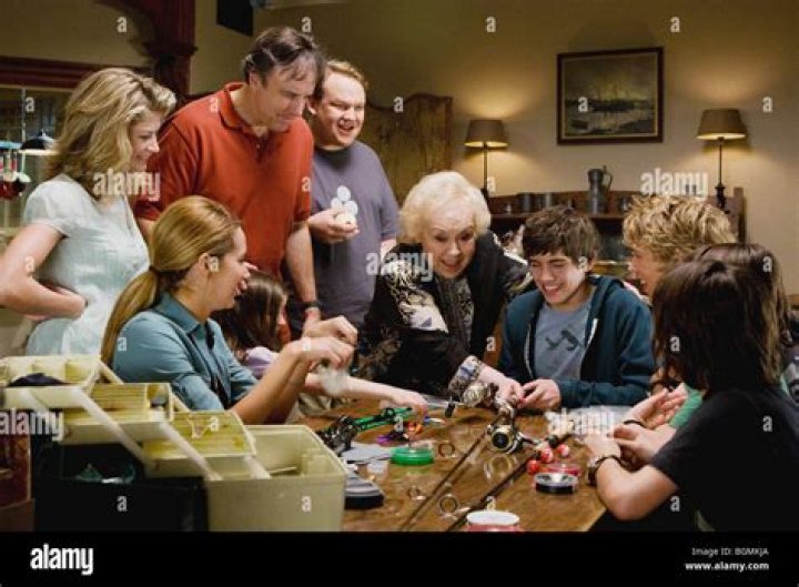Kevin Nealon, Doris Roberts, Ashley Tisdale, Gillian Vigman, Carter Jenkins, Regan Young