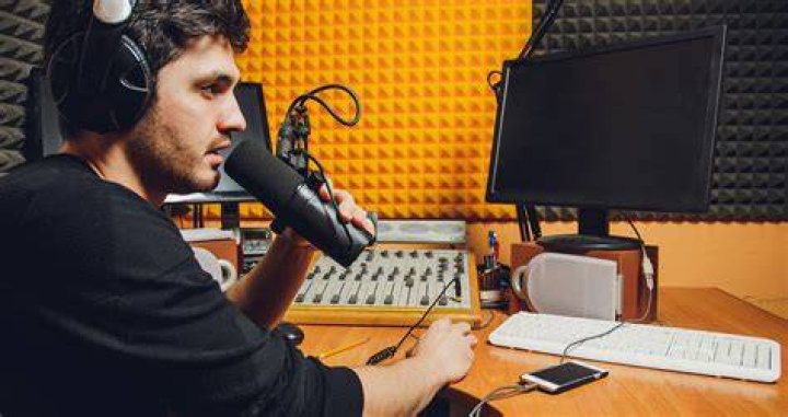 Radio Announcer, Mechanic